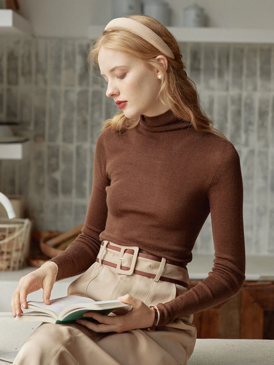 SoftInteriorLining Amber Seam-Free Brown Turtleneck Knitted Top
