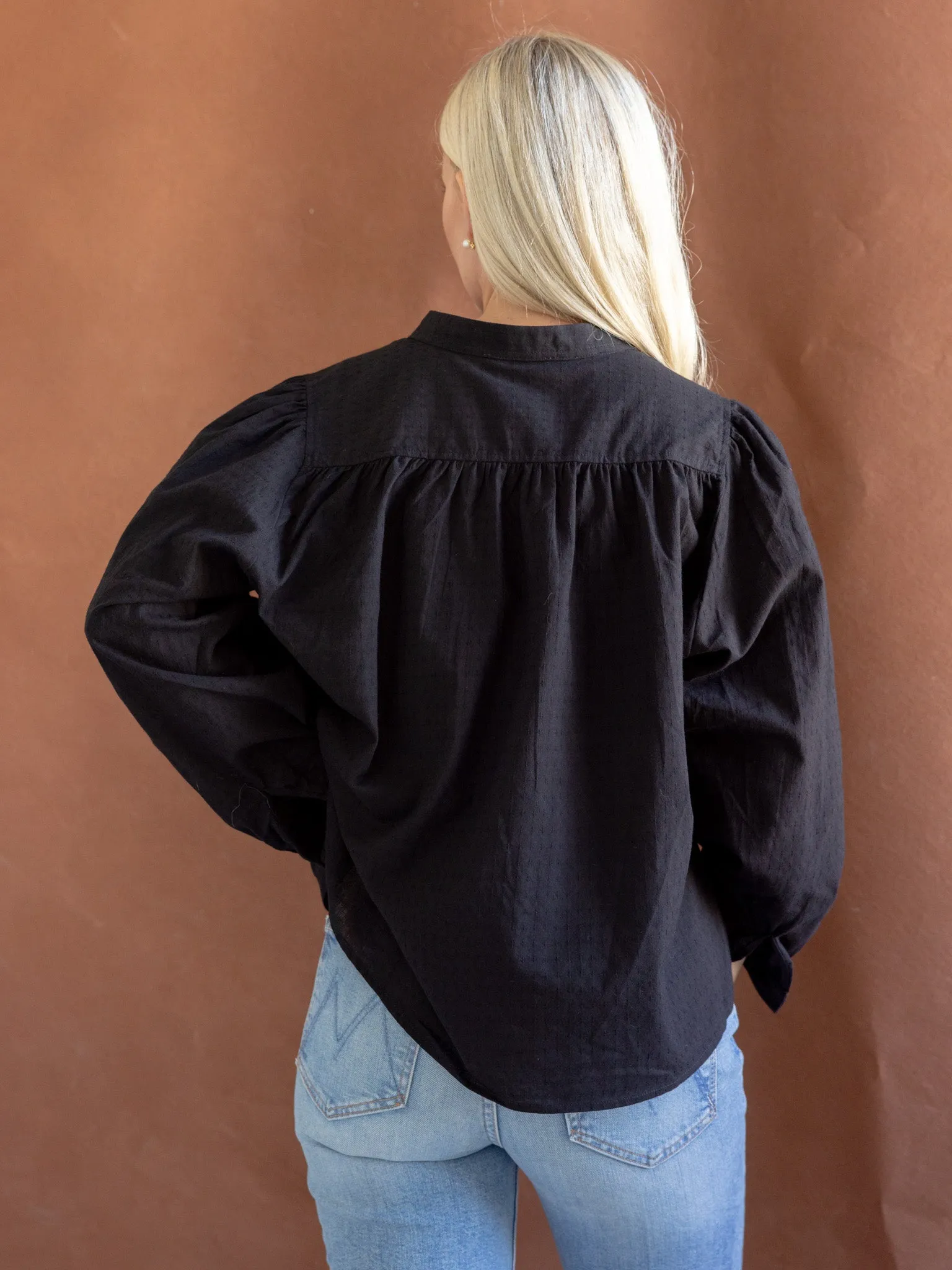 Relaxed Tee WideNeckline Felicity Black Blouse