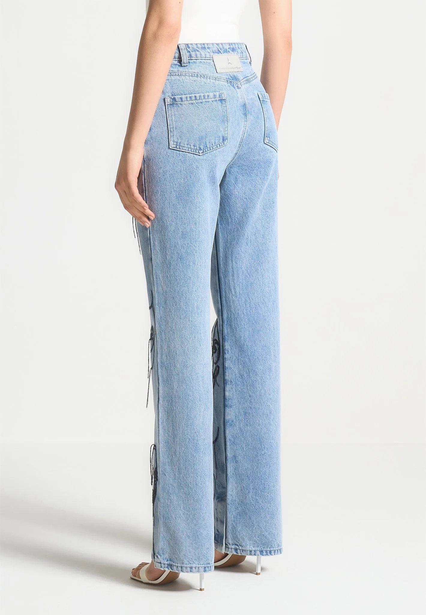 Chill Style Balanced Look Audrey - Line Art Straight Leg Jeans - Mid Blue