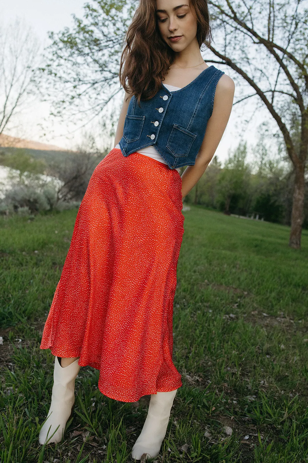 Foldable Design Dust Proof Fabric Spotted in Red Skirt