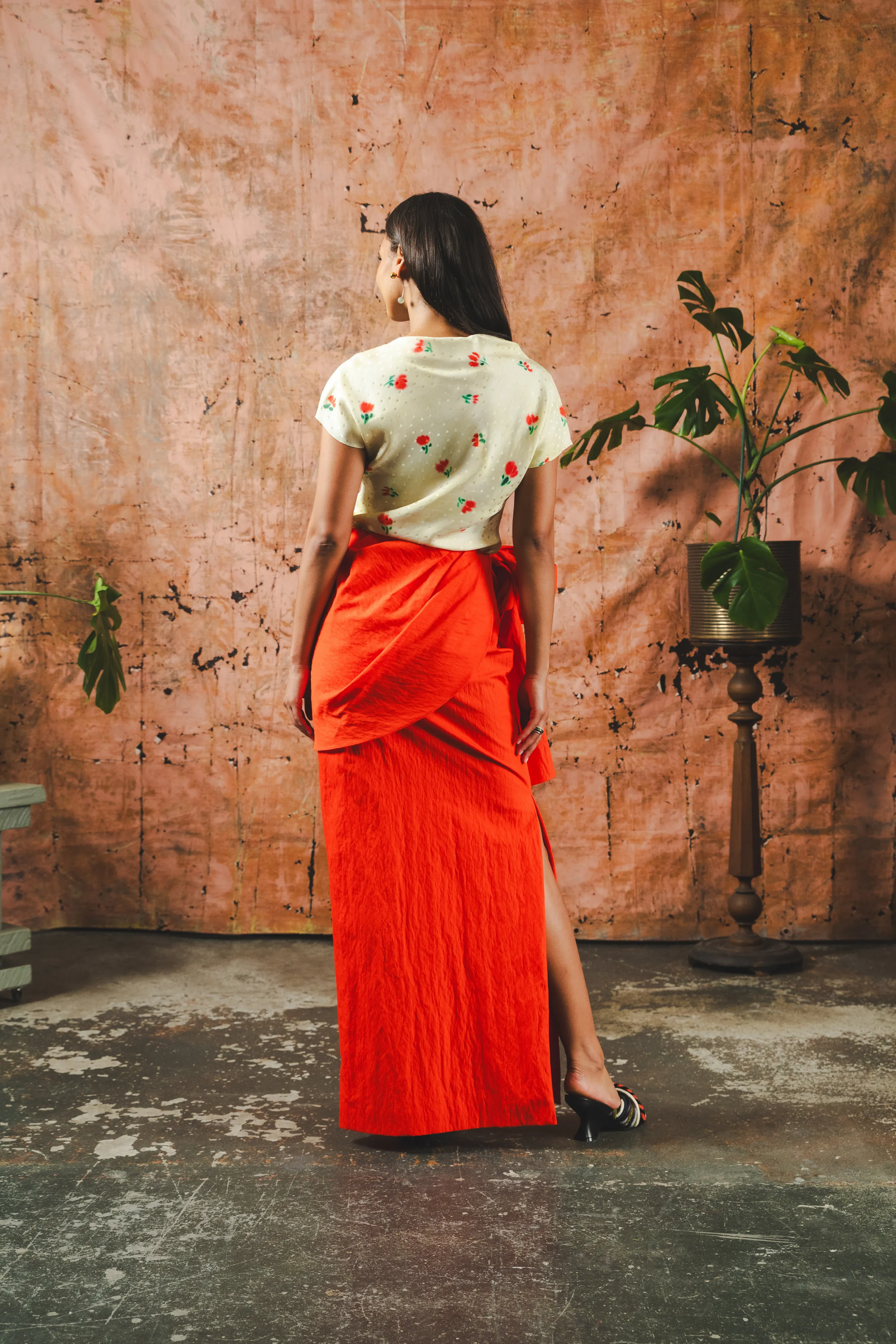 Tailored Seams Reinforced Hemline Draped V Tee