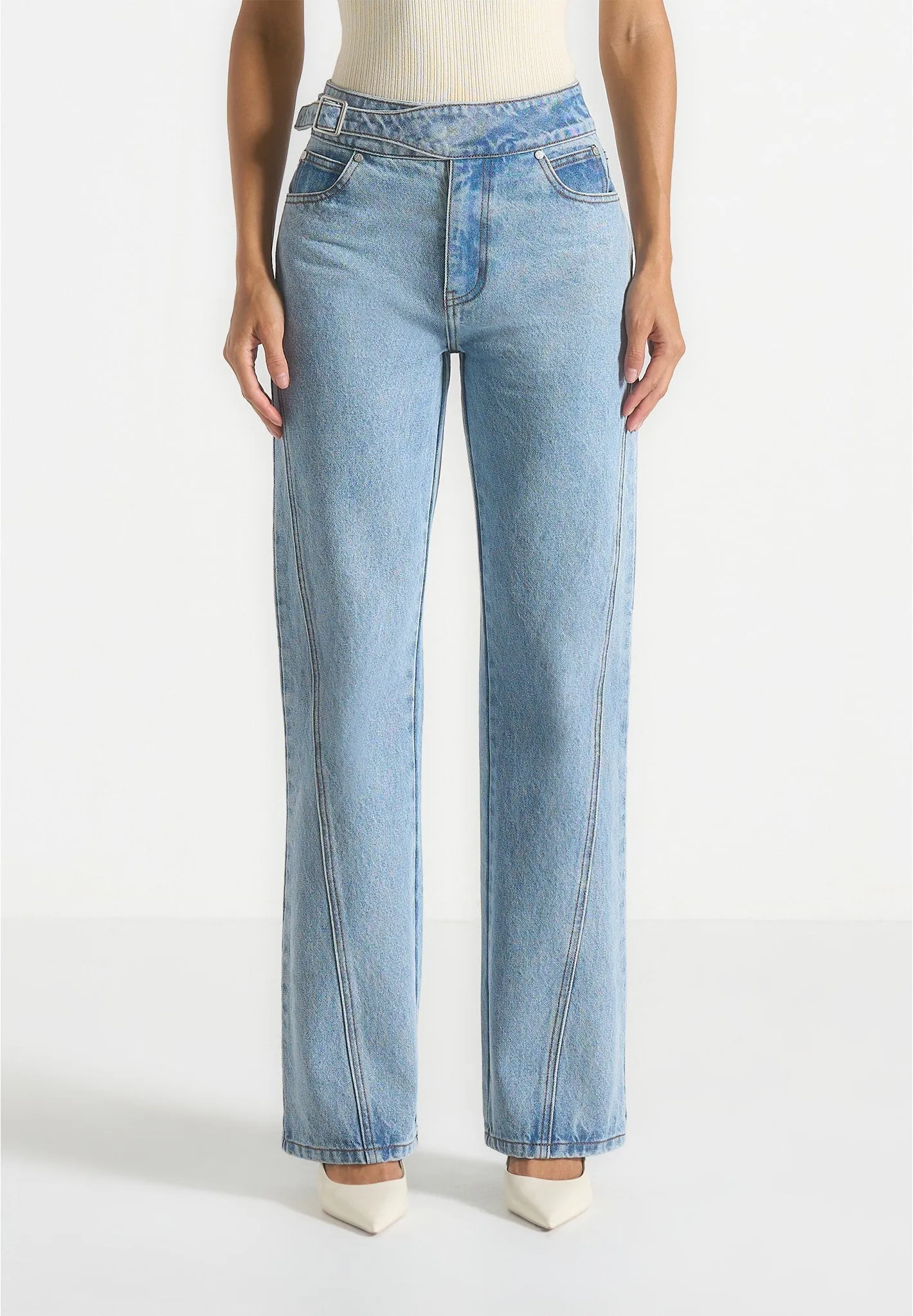 Earthy Soft Loane - Twist Leg Boyfriend Jeans With Waist Adjuster - Mid Blue