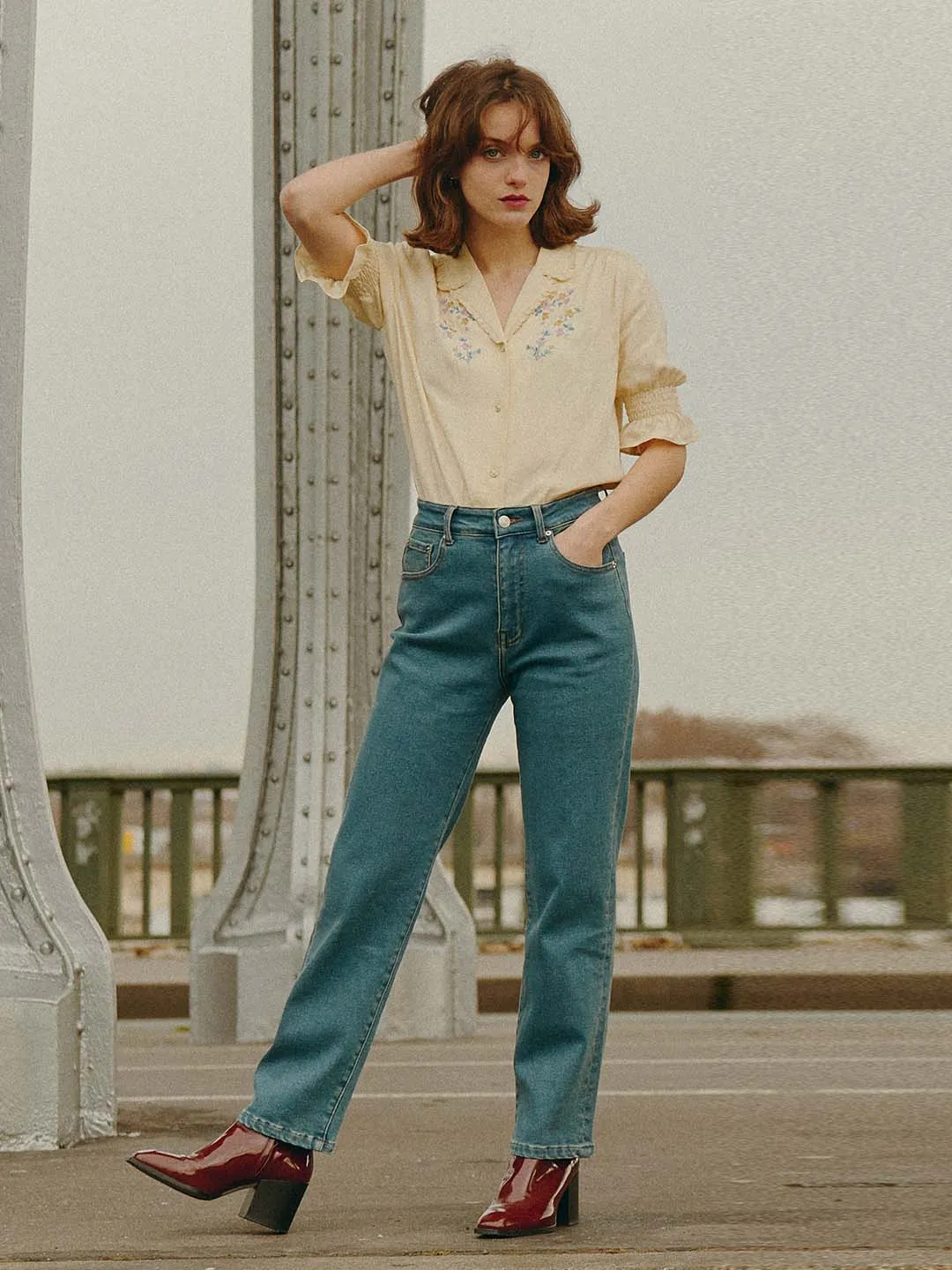 Kira High-Waisted Straight Jeans - Blue Lightweight Material