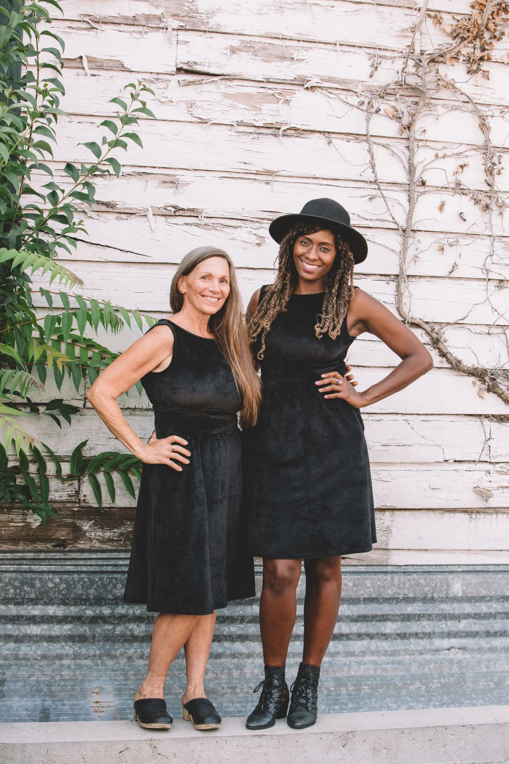 Chic Motion Reversible-Style Mere Dress in Black Ribbed Velvet