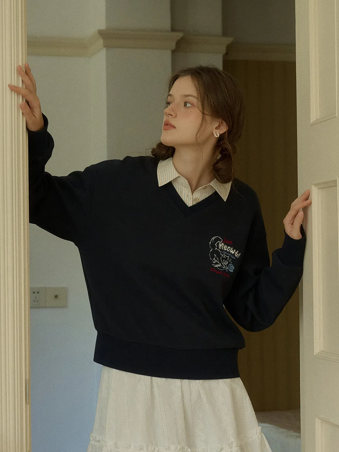 Martha Exclusive Design Cat Embroidery V-neck Sweatshirt Light Reflective Printing