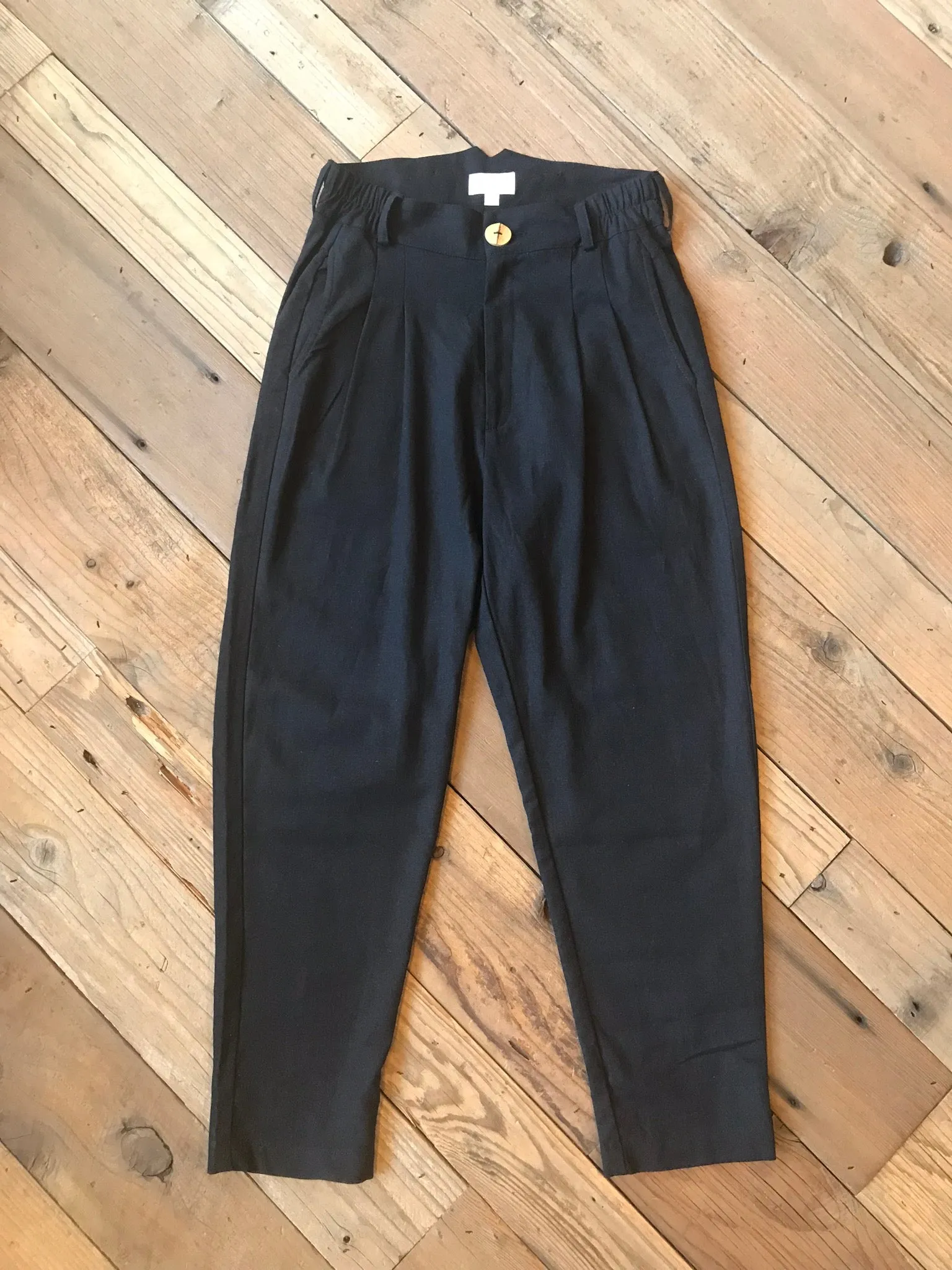 Ultra Soft Blend Structured fabric Perfect Pant in Black Linen