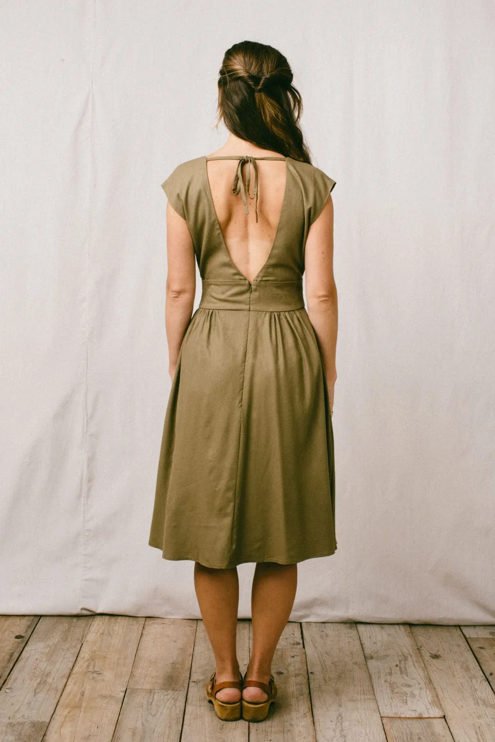 Minimal Comfort Sleek Volume Joy dress in Olive Raw Silk