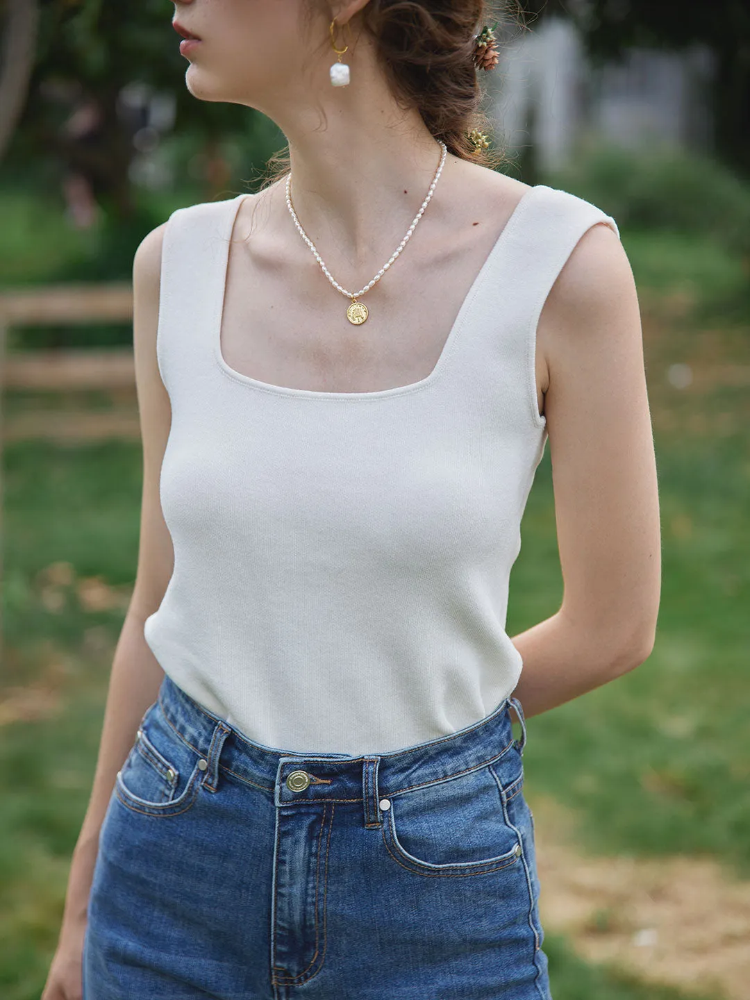 MinimalistSilhouette Lightweight Design Marlen Square Collar Icy Silk Vest