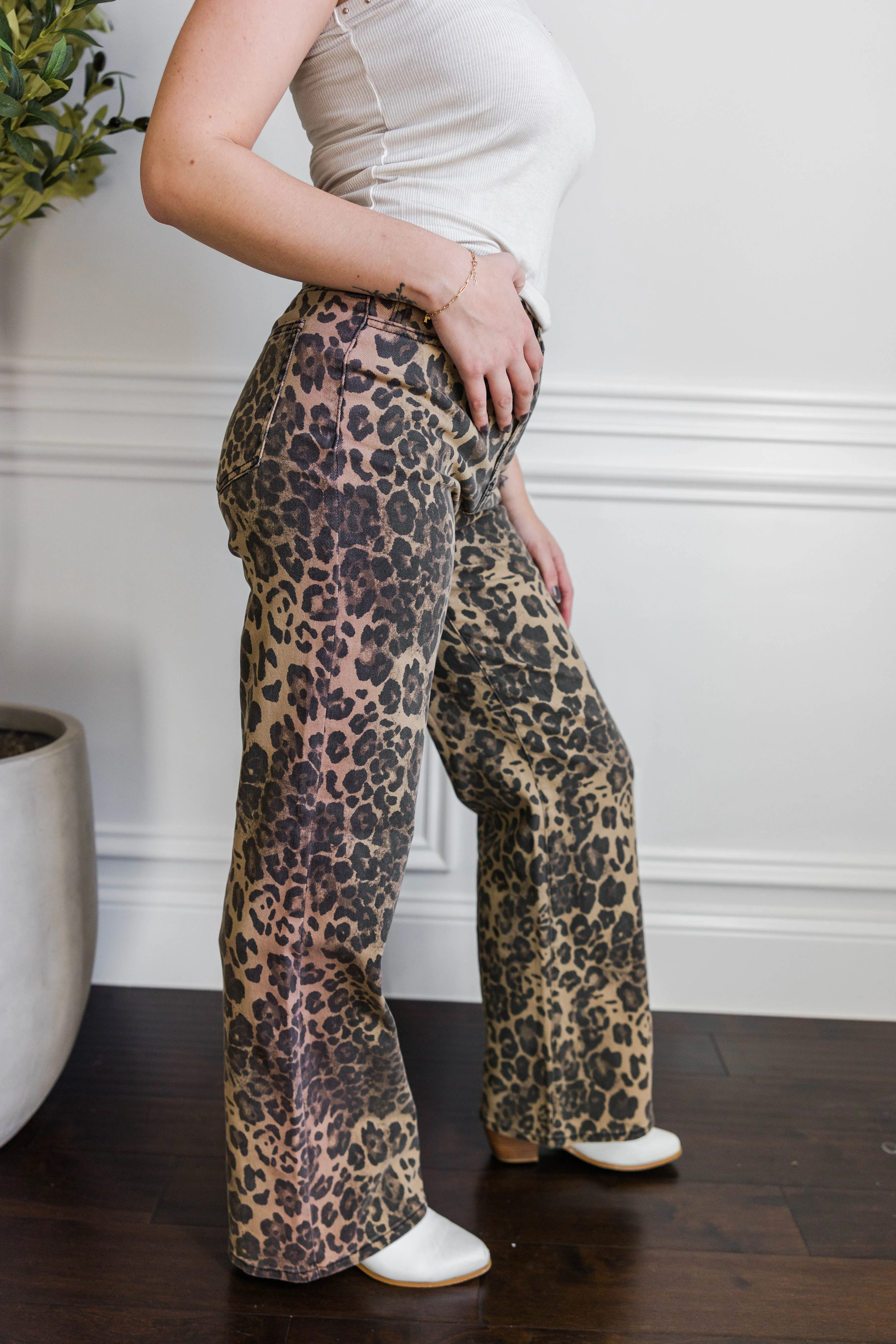 Vibrant Leopard Wide Leg Jeans Stable Shape