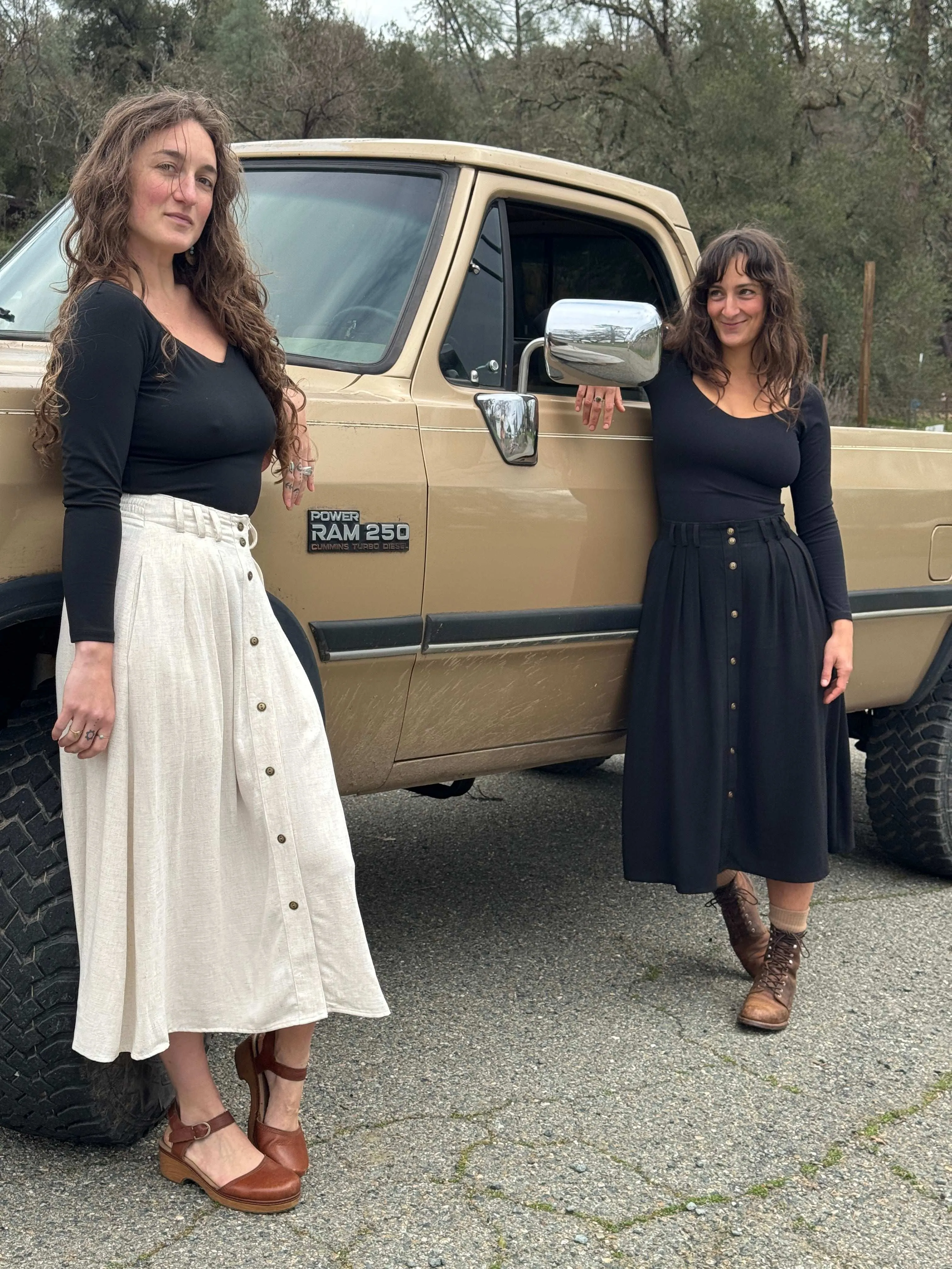 Durable Twill Tailored Fit Trices Skirt in Textured Black Linen